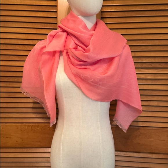 Authentic Gucci Pink Scarf Luxurious Accessories - Picture 1 of 9